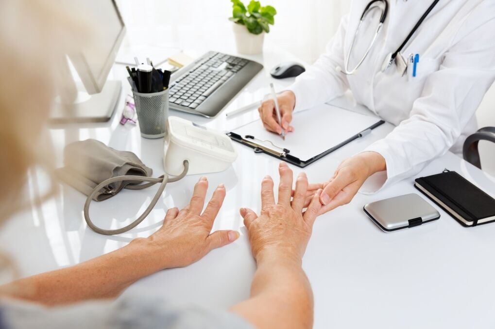lékař zkoumá ruce s artrózou